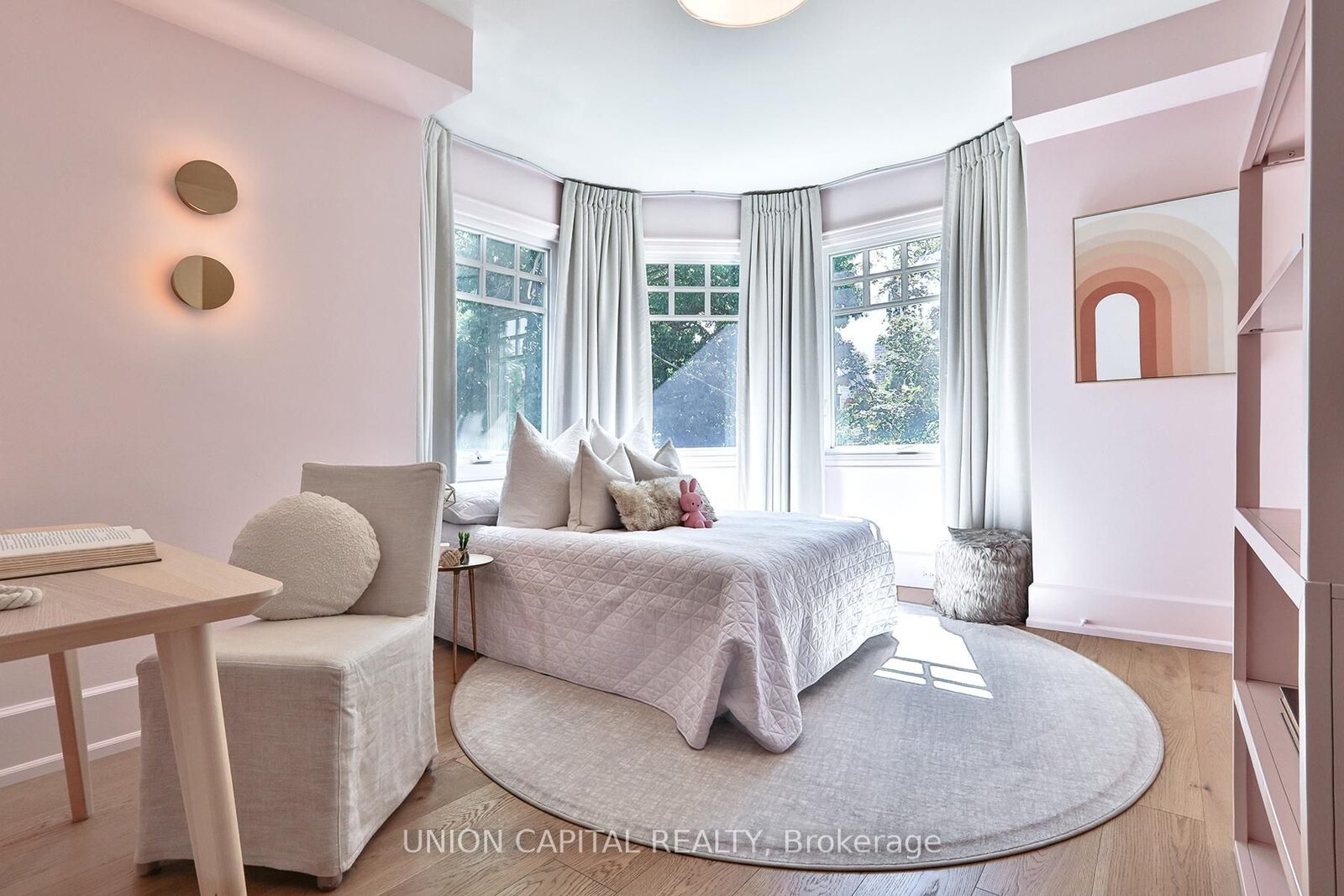 Bright bedroom with bay-window daybed